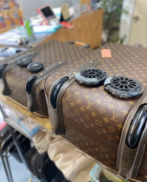 LOUIS VUITTON Louis Vuitton キャスター破損修理