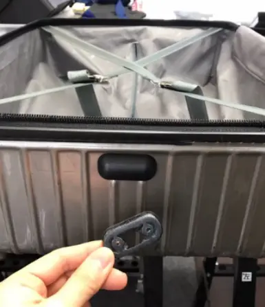 RIMOWA ポリカーボネートケース フットパーツ削れ修理（底足交換）