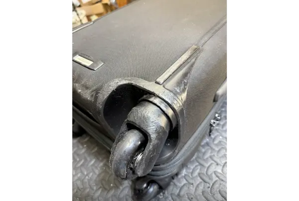 TUMI キャスター根本変形修理