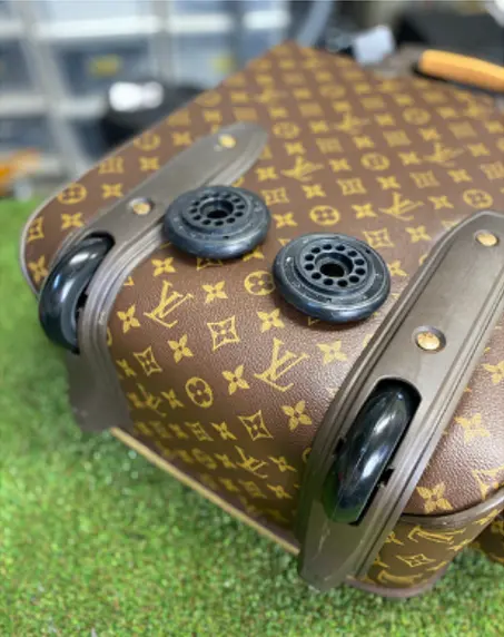 LOUIS VUITTON Louis Vuitton キャスター変形修理