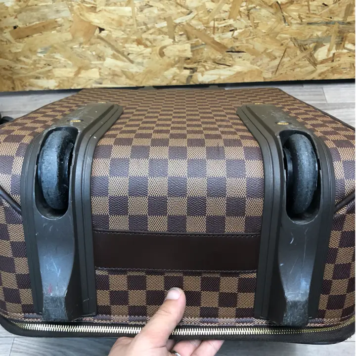 ルイヴィトンスーツケース修理前